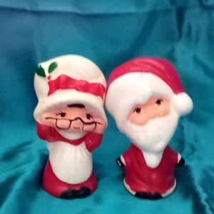 Vintage Mr.& Mrs.Santa Clause salt & pepper shakers.from the fifties